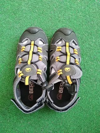 Sandalias senderismo Berg Outdoor talla 34 de segunda mano por 9 EUR en La  Capellania en WALLAPOP