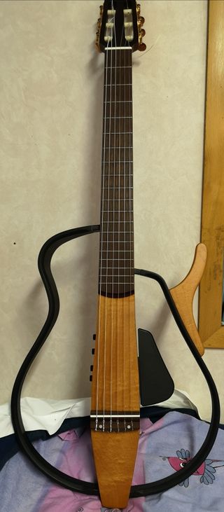 Guitarra Yamaha Silent SLG110N de segunda mano por 450 EUR en Gijón en  WALLAPOP