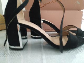 Sandalias tacón Bershka de segunda mano por 9,98 EUR en Huelva en WALLAPOP