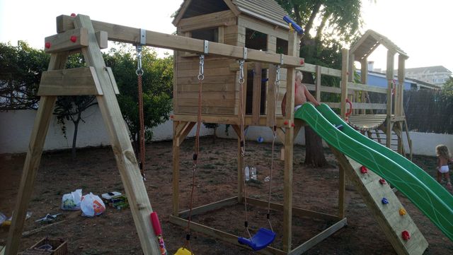 Parque infantil columpios tobogán puente casita de segunda mano por 1