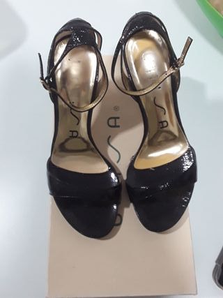 Sandalia negra oro UNISA de segunda mano por 12 EUR en Elche en WALLAPOP