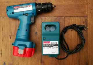 Taladro profesional a batería MAKITA 6226D 9,6V. de segunda mano por 45 EUR  en Paiporta en WALLAPOP