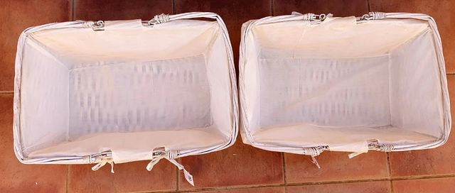 2 Cestas blancas de mimbre con asas