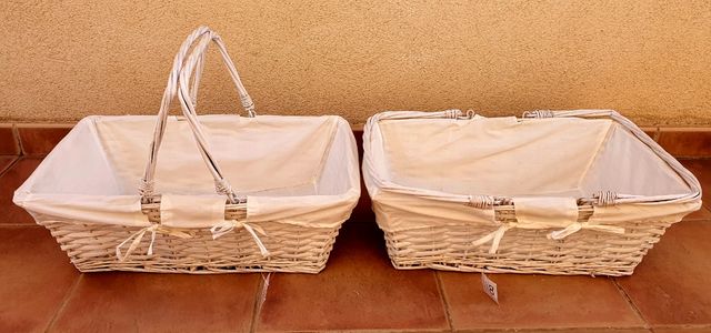 2 Cestas blancas de mimbre con asas