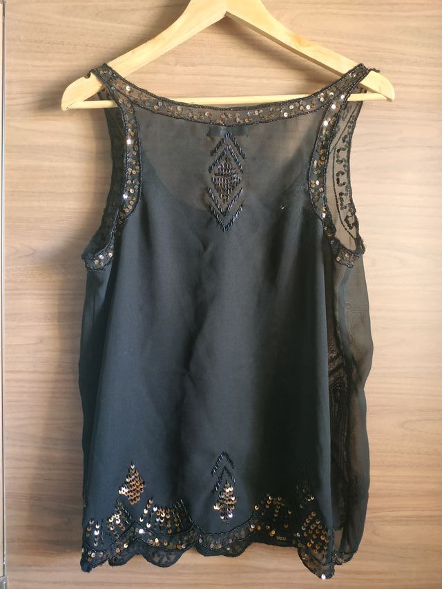 Blusa negra festiva