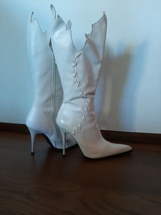 BOTAS BLANCAS PIEL NUEVAS NR.38 de segunda mano por 15 EUR en Zaragoza en  WALLAPOP
