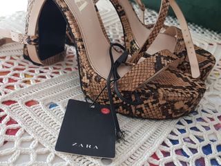 Sandalias serpiente zara 36 etiqueta de segunda mano por 30 EUR en Granada  en WALLAPOP