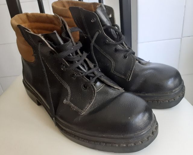 BOTAS DE PIEL CON PUNTERA DE SEGURIDAD. NÚMERO 42