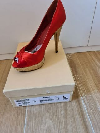 Zapato rojo Menbur de segunda mano por 30 EUR en Becerril de la Sierra en  WALLAPOP