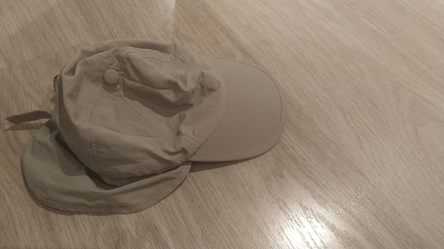 Gorra Decathlon 6-12 meses. Ajustable y protector