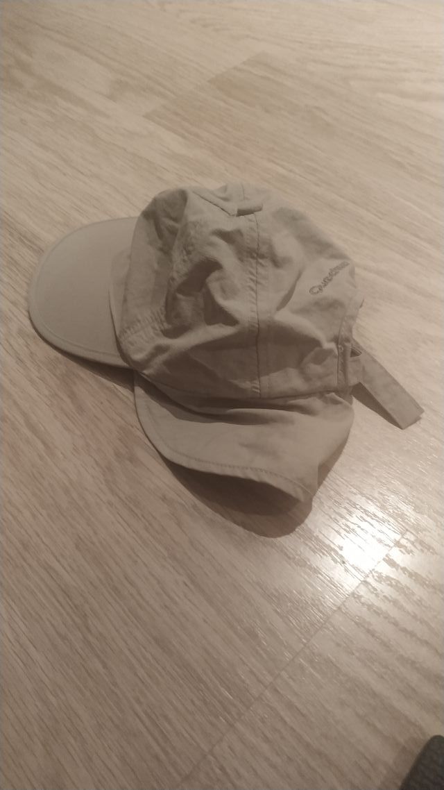 Gorra Decathlon 6-12 meses. Ajustable y protector