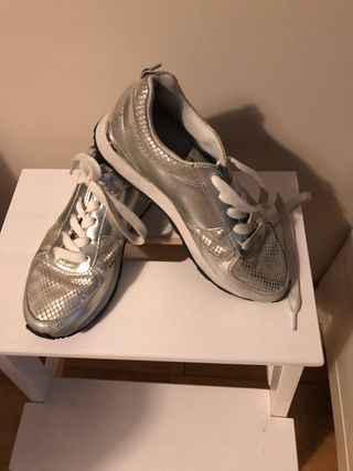 Deportivas Zara plateadas de segunda mano por 3 EUR en Madrid en WALLAPOP
