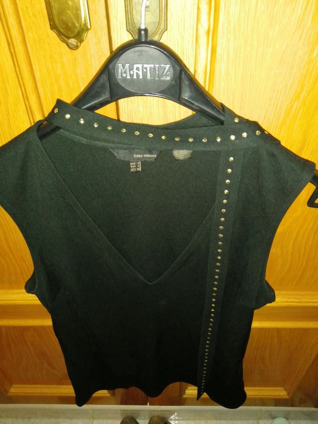 blusa con tachuelas doradas