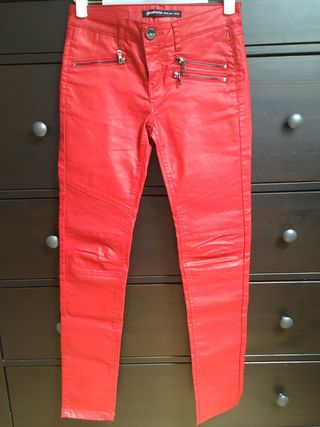 Pantalon Stradivarius talla 36. Perfil solidario de segunda mano por 10 EUR  en Chantada en WALLAPOP