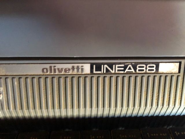 Máquina de escribir Olivetti línea 88