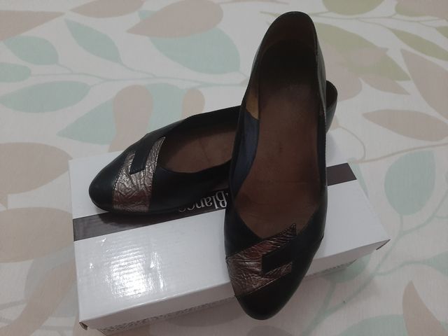 Manoletinas-Bailarinas con detalle hoja plateado.