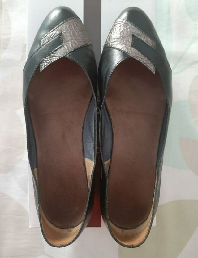 Manoletinas-Bailarinas con detalle hoja plateado.