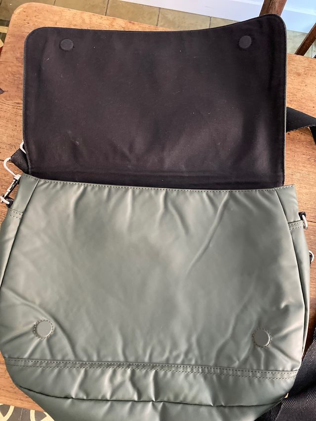 Mochila bandolera verde oscuro Fun &Basics