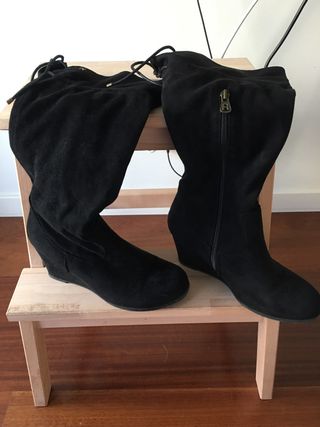 Botas con cuña interior negras de segunda mano por 8 EUR en Esplugues de  Llobregat en WALLAPOP