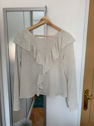 Blusa blanca volantes de segunda mano en WALLAPOP Blusa con volantes de segunda mano en WALLAPOP