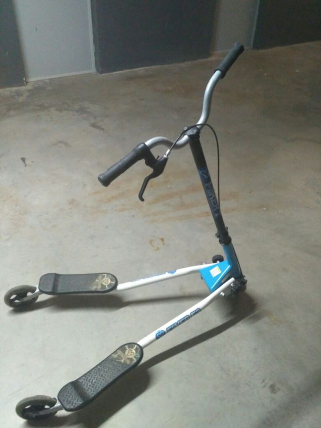 monopatín tres ruedas