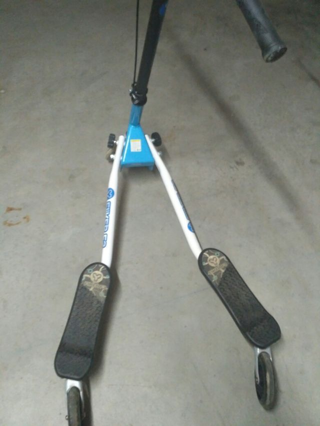 monopatín tres ruedas