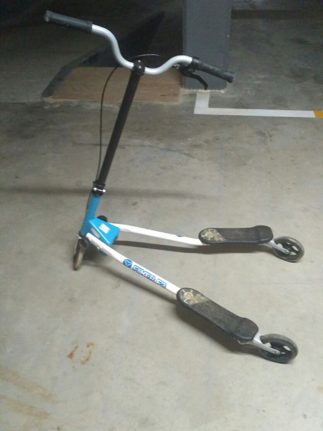 monopatín tres ruedas