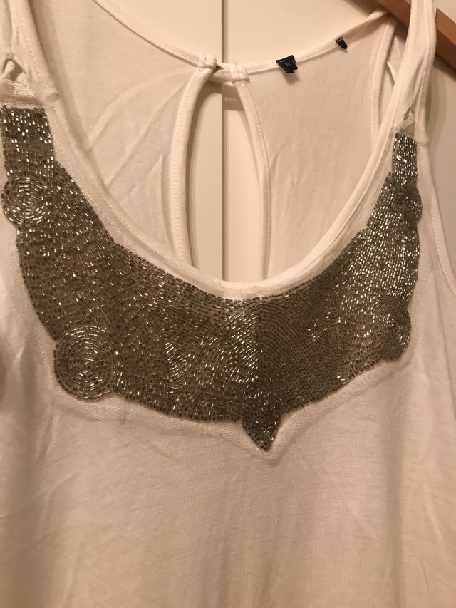 Top con detalle pecho. Zara talla S