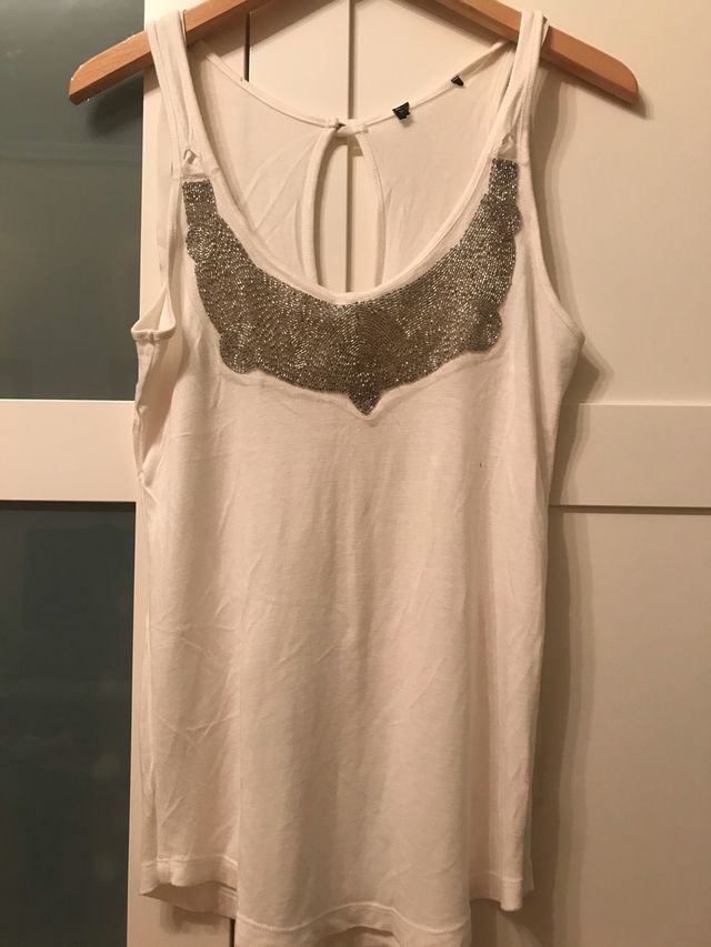 Top con detalle pecho. Zara talla S