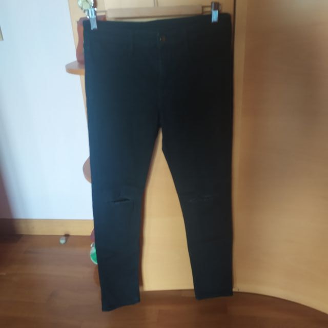 Pantalón negro roto