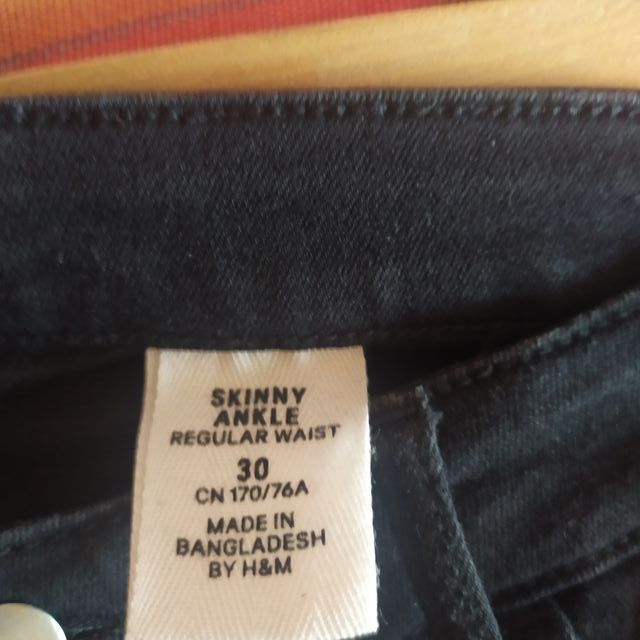 Pantalón negro roto