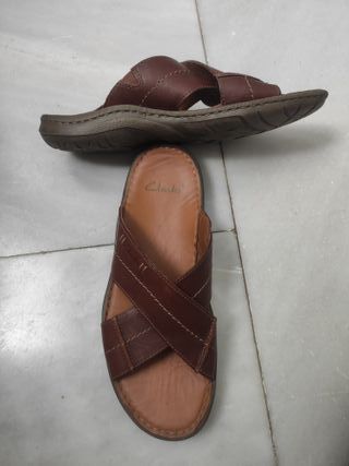 Sandalias Clarks hombre al 75% de segunda mano por 25 EUR en Llaranes en  WALLAPOP