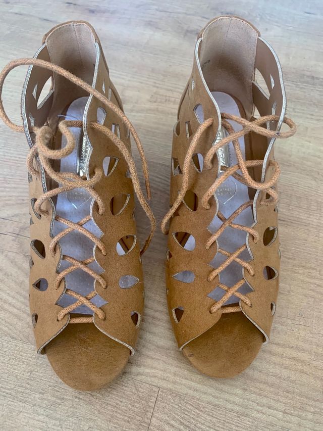 Original tacón abotinado.