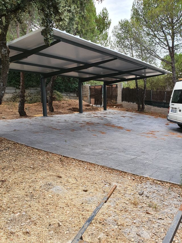 PÉRGOLA METÁLICA Y PUERTAS AUTOMÁTICAS de segunda mano por 1 € en San