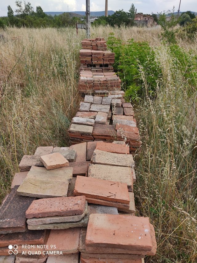 Ladrillos, baldosas y tejas antiguas de segunda mano por 100 € en