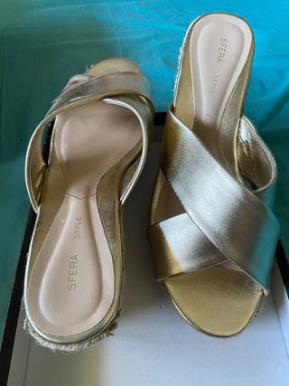 Sandalias de esparto doradas de segunda mano por 10 EUR en Majadahonda en  WALLAPOP