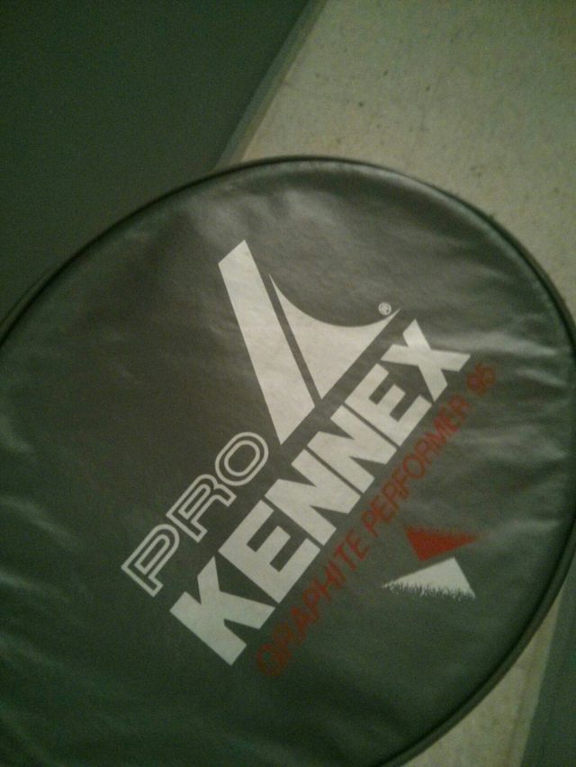 Raqueta de frontenis de grafito.