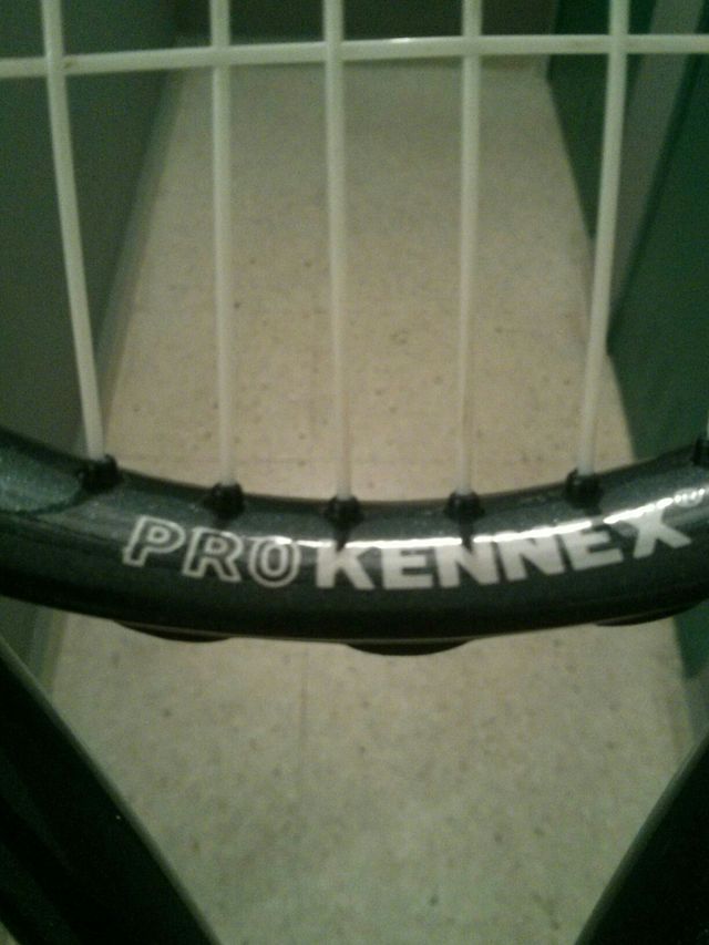 Raqueta de frontenis de grafito.