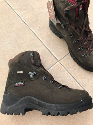 Botas Jefeda número 40 de segunda mano por 45 EUR en Torrejón de Ardoz en  WALLAPOP