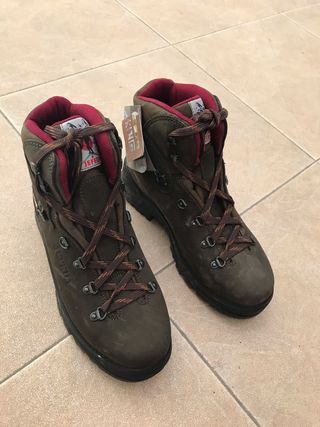 Botas Jefeda número 40 de segunda mano por 45 EUR en Torrejón de Ardoz en  WALLAPOP
