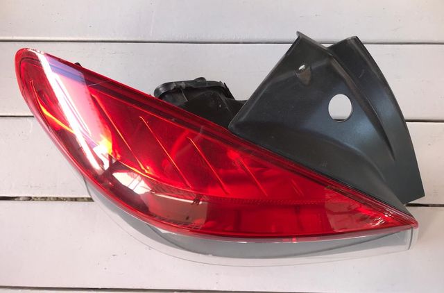 Piloto posterior izquierdo con portalámparas Rena2