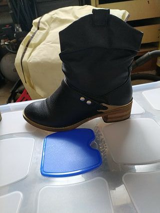 Botines negros con tacon madera de segunda mano por 5 EUR en Tabeaio en  WALLAPOP