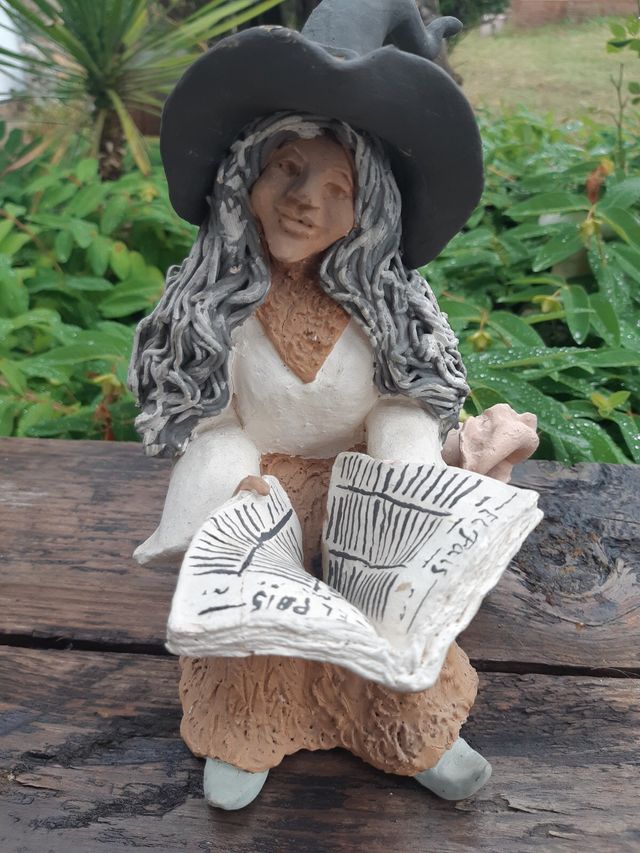 Bruja hecha a manoEn buen estado