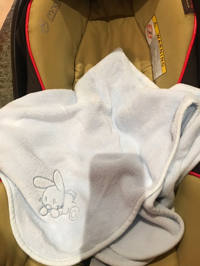 Maxi cosi con accesorios y regalo mantita.