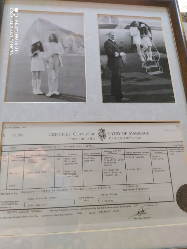 cuadro con certificado cuando se caso llon Lennon