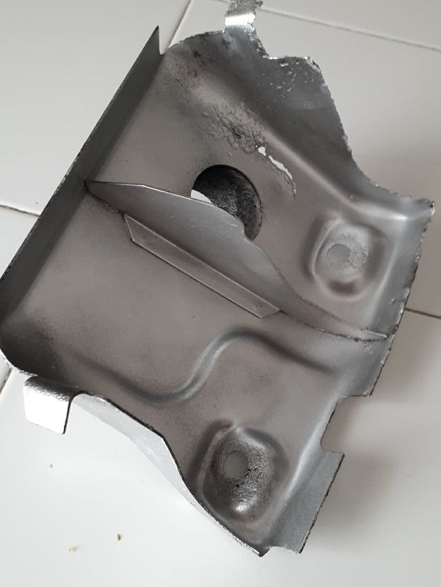 chapa cubre colectores Ford Fiesta