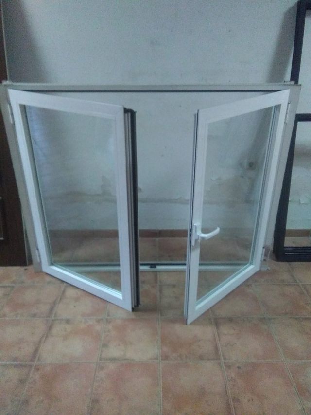 Ventana abatible de aluminio blanca. 