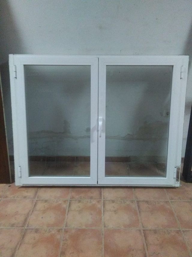Ventana abatible de aluminio blanca. 