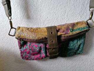 Bolso pequeño desigual. de segunda mano por 4,5 EUR en Badia del Vallès en  WALLAPOP