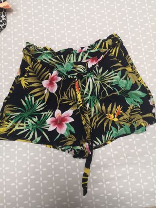 Pantalón corto de flores stradivarius talla M de segunda mano por 5 EUR en  Montornès del Vallès en WALLAPOP